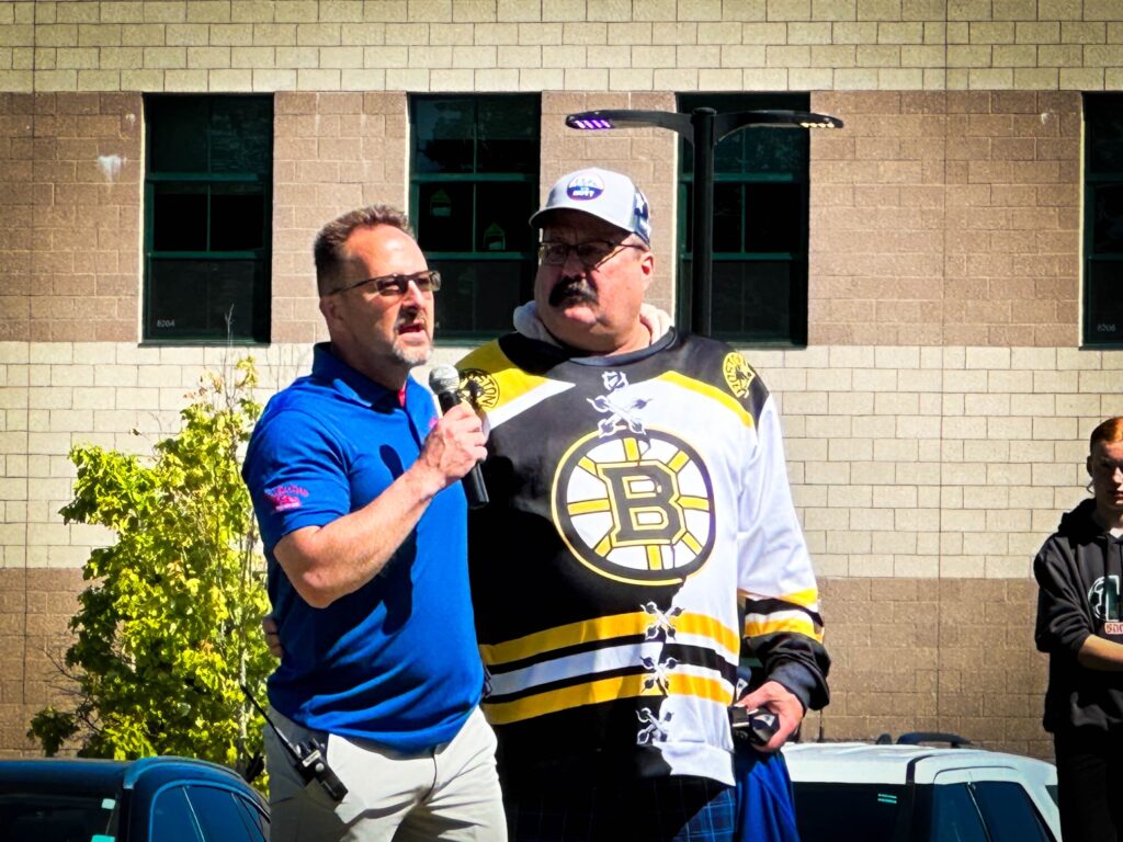 Russ Hoyt (L) and Rob Hoyt open the race.