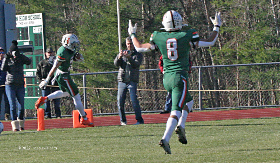 Seamus Murphy scores a touchdown for HHS