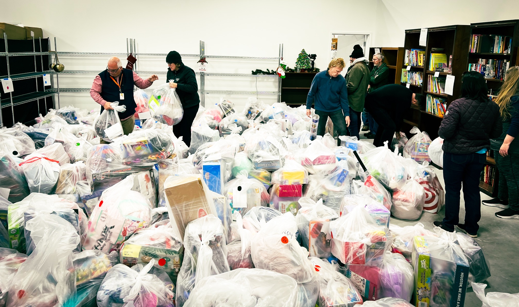 Faith Community Church volunteers take inventory Faith Community Church volunteers take inventory